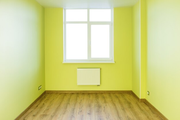 Interior de la sala de estar verde habitación vacía con piso de madera y luz de la ventana grande