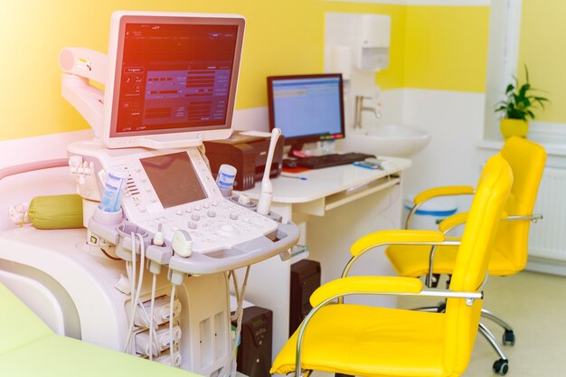 Interior de la sala de examen con máquina de ecografía en el hospital