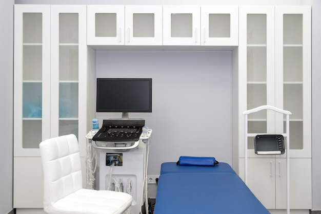Interior de la sala de examen con máquina de ecografía en el laboratorio del hospital. Fondo de equipos médicos modernos. Ultrasonido, USG, Sonogram Screening