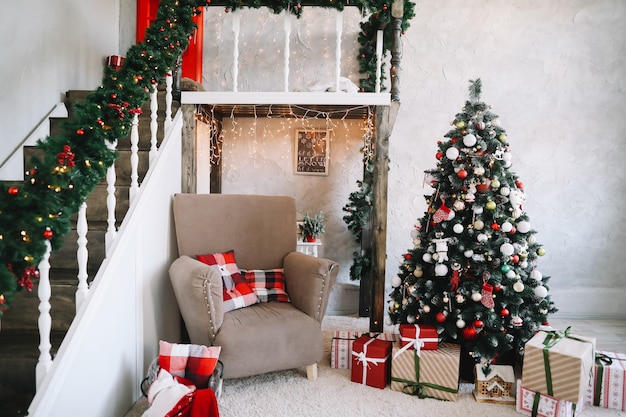 Interior de la sala festiva decorada para Navidad y año nuevo