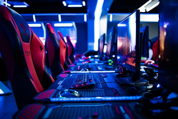 Foto interior de la sala de juegos con potentes supercomputadoras consolas teclados para jugar videojuegos