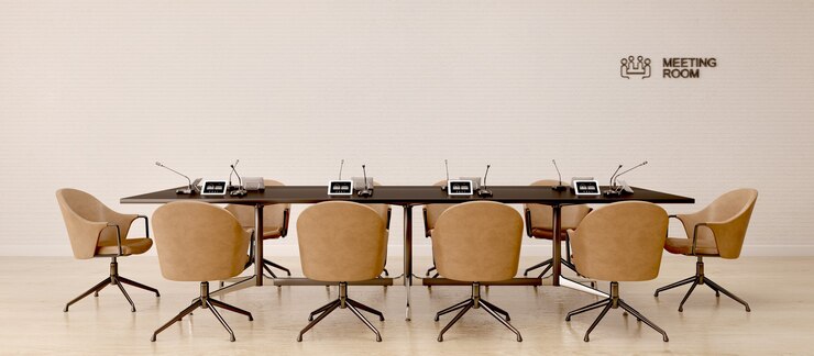 Interior de la sala de reuniones con sillas de cuero en estilo moderno
