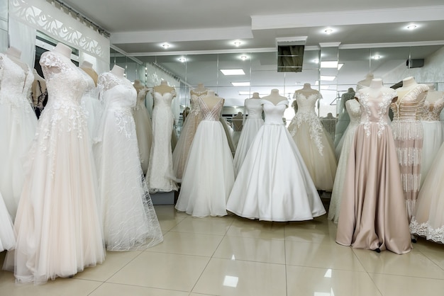 Interior del salón nupcial, vestidos de novia en maniquíes