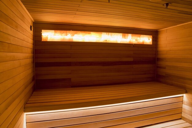 Interior de sauna de madera vacía con hermosos relámpagos cálidos