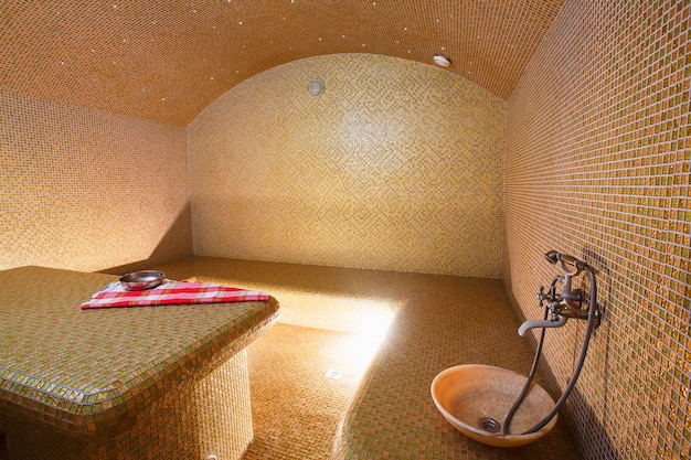 Interior de sauna turca, hammam en el centro de spa