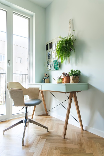 interior scanidinaviano moderno de escritório em casa com modelo de mesa de design