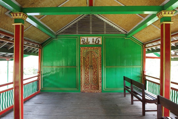 Interior del segundo piso del edificio tradicional balinés Bale Terang en Mayura Water Palace