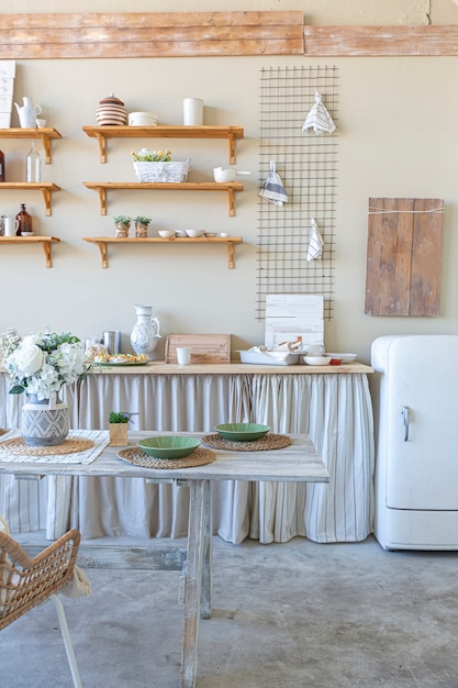 Interior sencillo y acogedor de una habitación ordinaria de planta abierta con un área de cocina y dormitorio