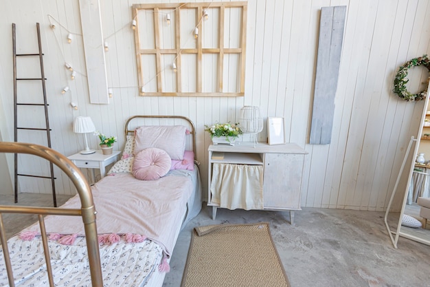Foto interior sencillo y acogedor de una habitación ordinaria de planta abierta con un área de cocina y dormitorio