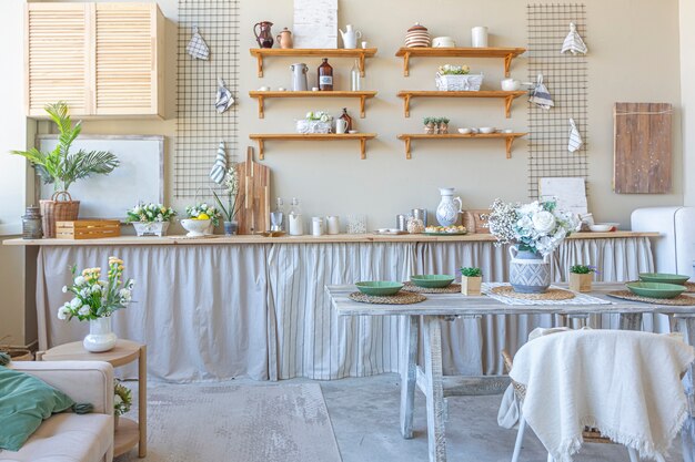 Interior sencillo y acogedor de una habitación ordinaria de planta abierta con un área de cocina y dormitorio