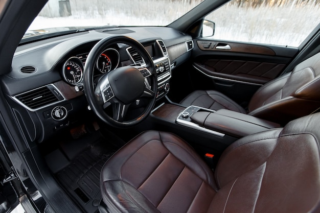 Interior simple pero elegante y equilibrado de un automóvil moderno