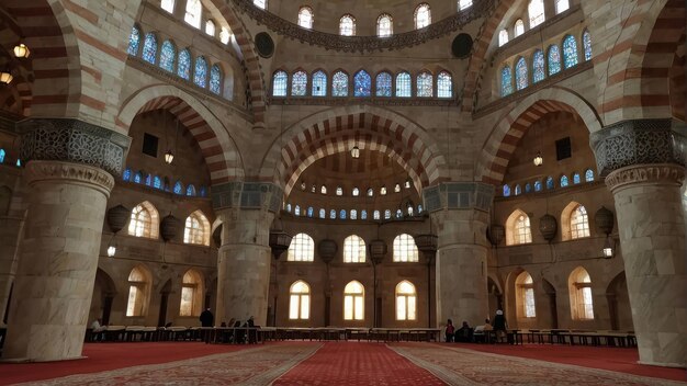 Foto el interior solemne y sereno de la mezquita bañado en la luz del sol