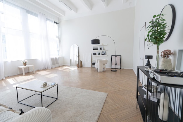 Interior súper blanco, simple, limpio y elegante, con muebles modernos en color desnudo y elementos negros contrastantes, diseño de lujo de una gran sala de estar luminosa