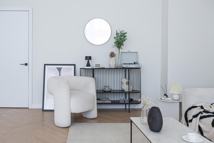 Interior súper blanco, simple, limpio y elegante, con muebles modernos en color desnudo y elementos negros contrastantes, diseño de lujo de una gran sala de estar luminosa