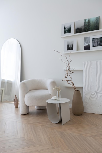 Interior super branco simples limpo e elegante com móveis modernos em cor nude e design de luxo de elementos pretos contrastantes de uma grande sala de estar brilhante