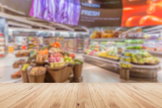 Interior de supermercado borrosa