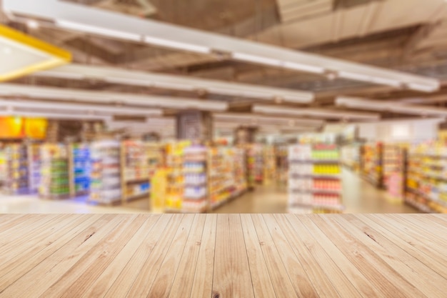 Interior de supermercado borrosa