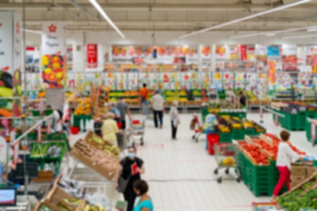 Interior del supermercado supermercado enfoque suave