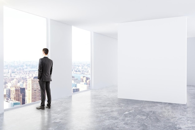 Interior con tablero y hombre de negocios.