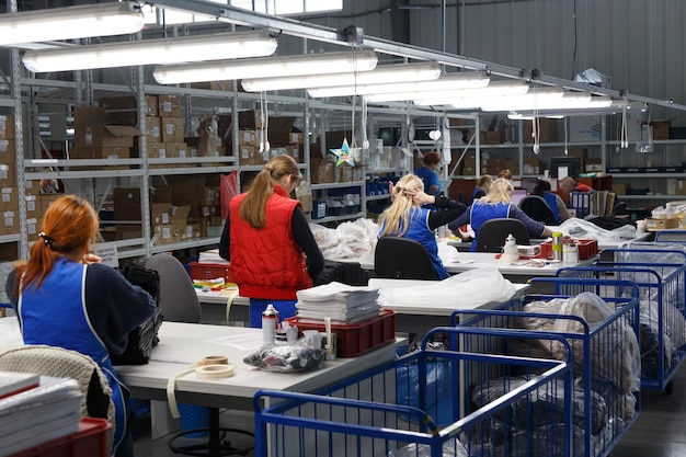 Interior de un taller de costura de ropa y textiles