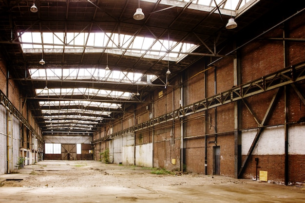 Foto interior de taller de fábrica antigua vacía abandonada