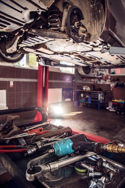 Interior de un taller de reparación de automóviles