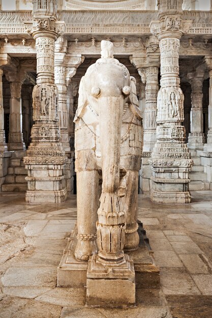 Interior del templo de Ranakpur en India
