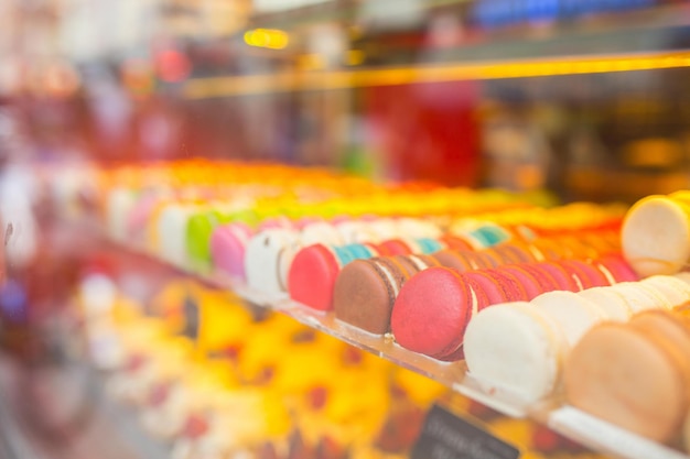 Interior de una tienda de dulces que muestra productos de confitería