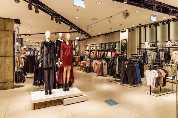 Interior de tienda de ropa de departamento de centro comercial de lujo |  Foto Premium