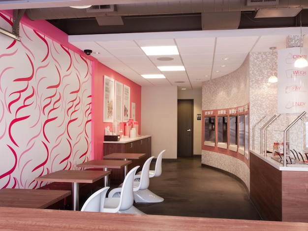 Interior de la tienda de yogurt helado.