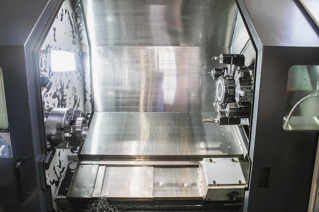 El interior de un torno CNC en la fábrica.