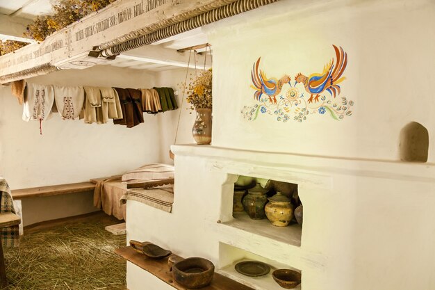 Interior tradicional de la antigua cabaña ucraniana en los museos de arquitectura popular