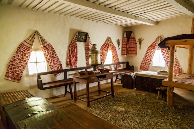 Interior tradicional de la antigua cabaña ucraniana en los museos de arquitectura popular