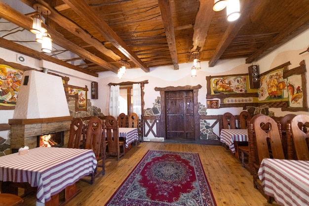 Interior tradicional do restaurante ucraniano em estilo antigo com móveis de madeira feitos à mão