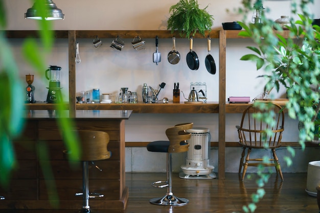 Un interior tranquilo y un espacio de cocina con plantas de follaje