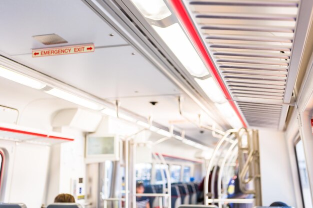 Foto interior del tren de cercanías desde el aeropuerto de denver a denver union station.