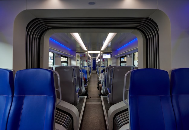 Foto el interior de un tren moderno equipado sobre los rieles a la luz del día