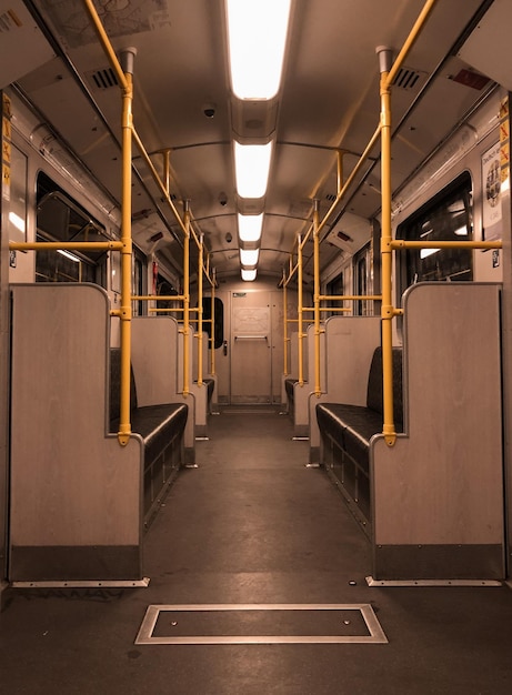 Foto interior del tren vacío