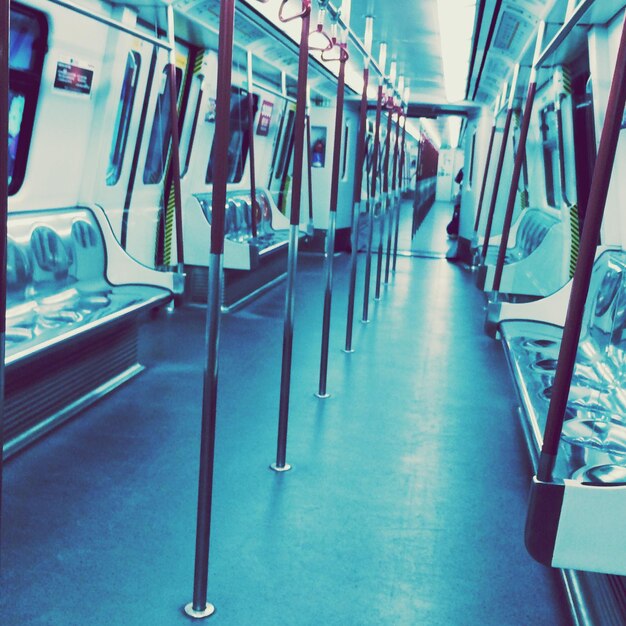 Foto interior del tren vacío