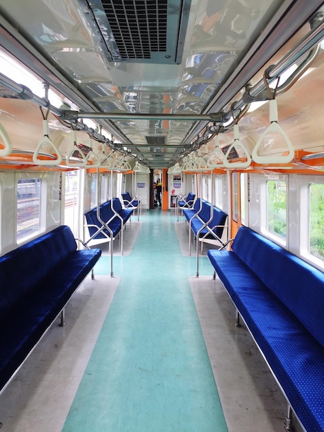 Foto interior del tren vacío