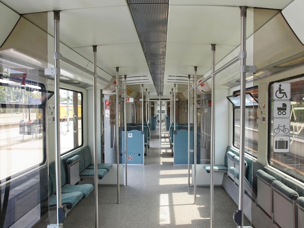 Interior del tren vacío