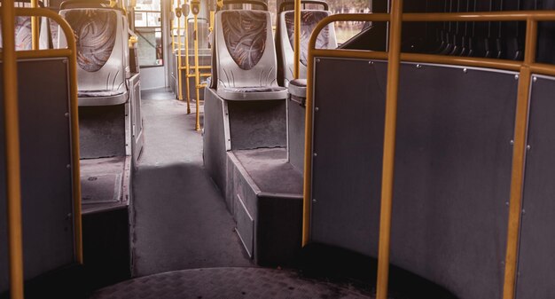 Interior de un trolebús o autobús moderno