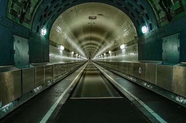 Foto interior del túnel iluminado del elba