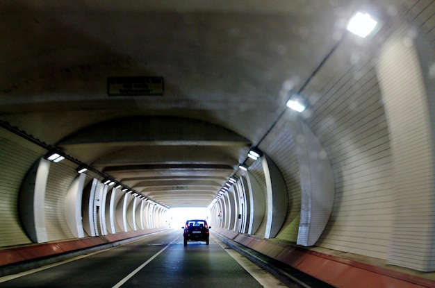 Foto interior del túnel iluminado