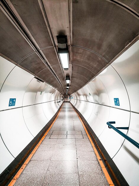 Foto interior de un túnel de metro vacío