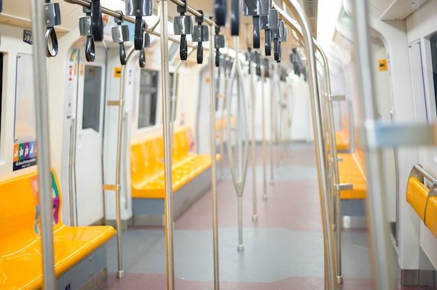 Un interior vacío de asientos de pasajeros en el tren del metro.