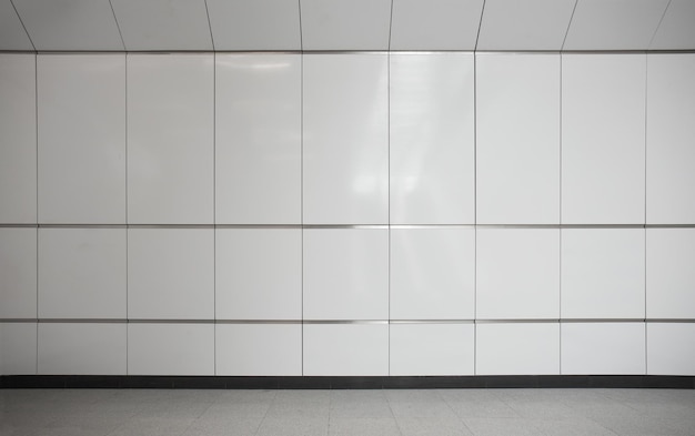 Foto interior vacío de la estación de metro con paredes y suelos de baldosas