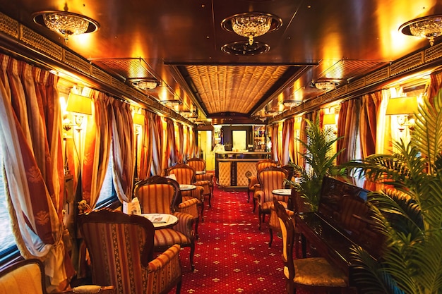 Interior del vagón de tren antiguo vintage de lujo. Tren retro de principios del siglo XX. Ruskeala, Karelia, Rusia - 3 de diciembre de 2020