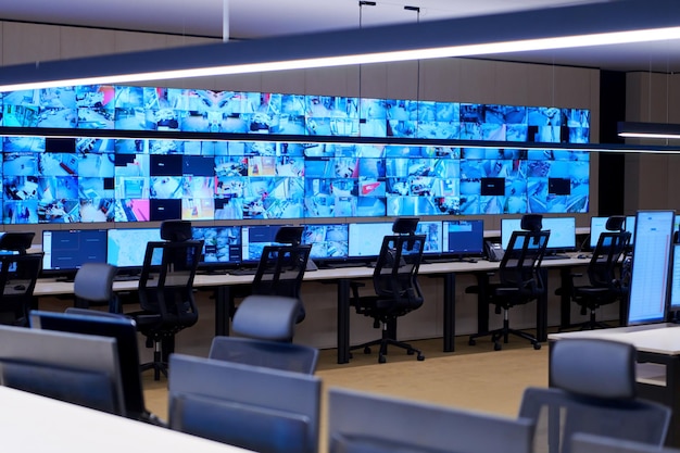 Interior vazio da grande sala de controle do sistema de segurança moderno, estação de trabalho com vários monitores, sala de monitoramento com centro de dados de segurança Escritório vazio, mesa e cadeiras em um dos principais dados de segurança CCTV