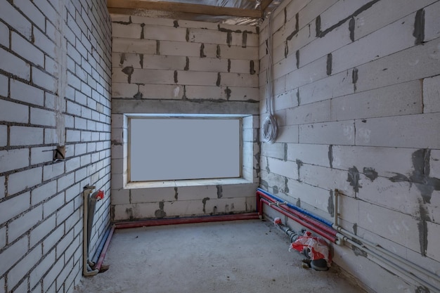 Interior vazio em casa sem reparo com paredes de tijolos de silicato branco